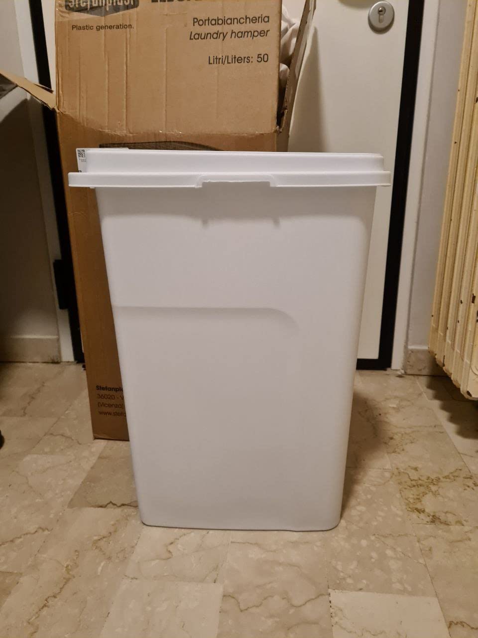 Comodo e bello, un contenitore che fa ordine in cucina e tiene le crocchette del nostro barboncino sempre fresche e al riparo dall'umidità, con una chiusura sicura che nemmeno lui riesce ad aprire.