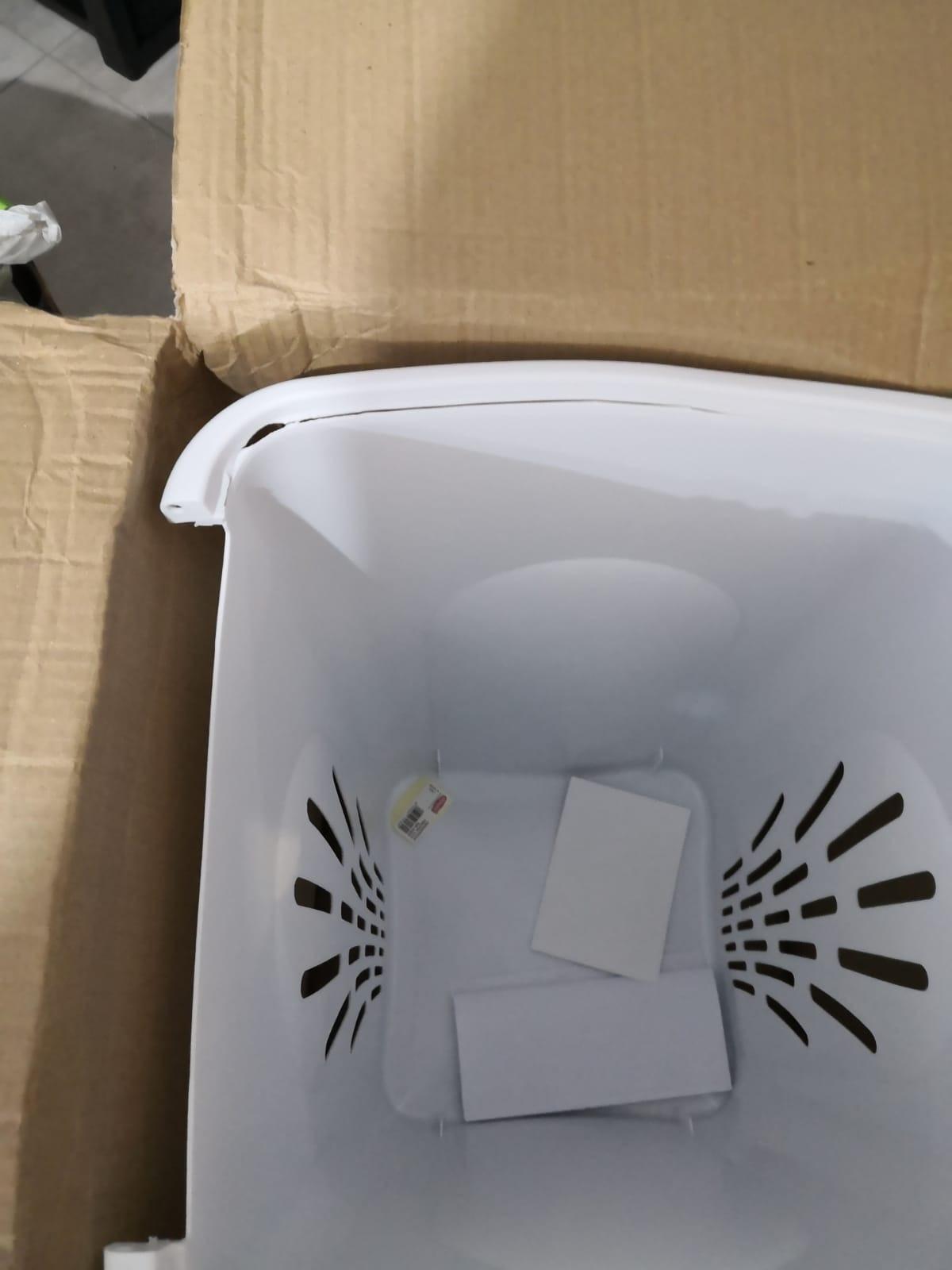 Carino ma arrivato con un angolo segnato