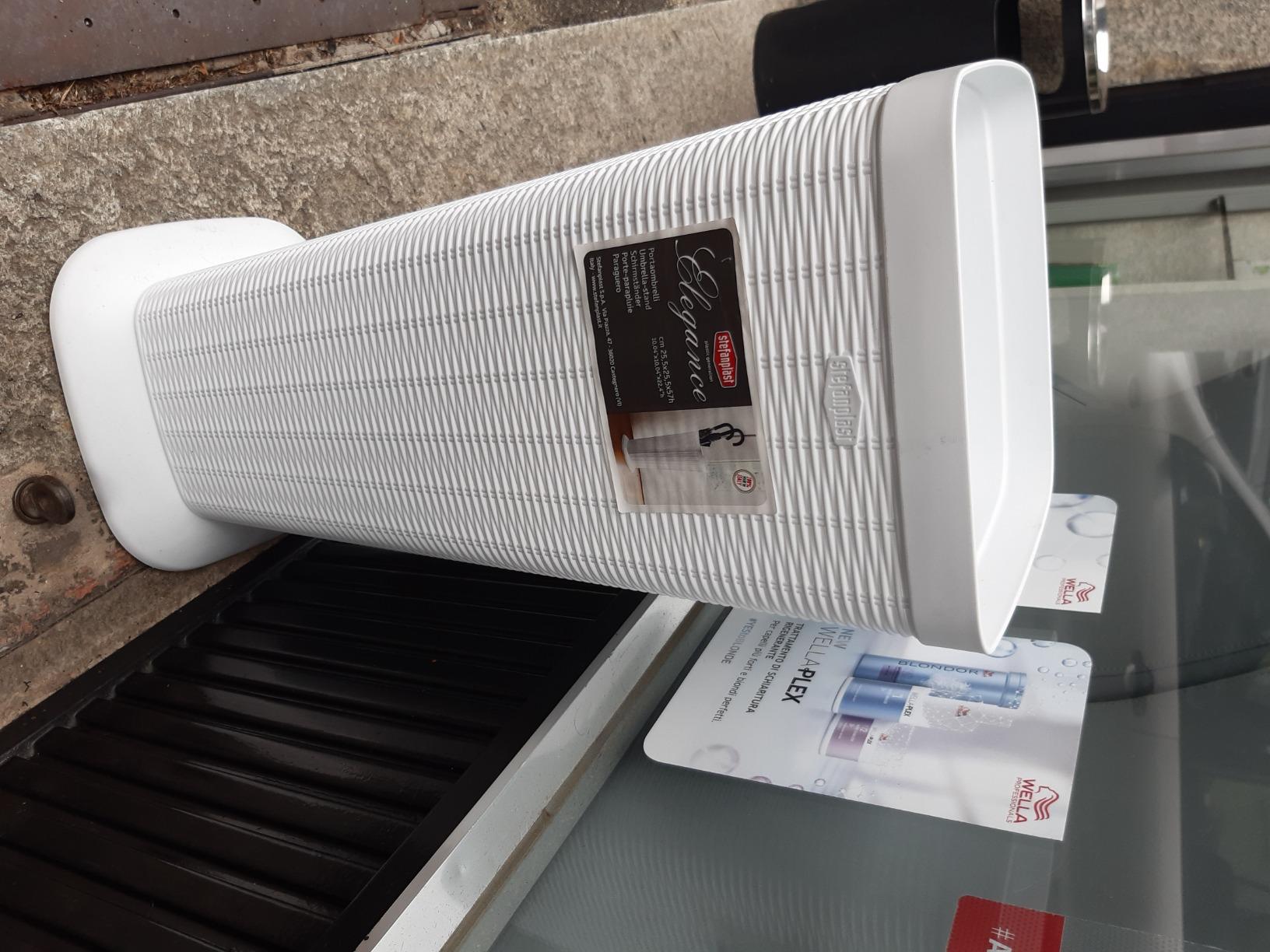 Leggero, bello, pratico: cosa volere di più? Il portaombrelli bianco Elegance di Stefanplast ha superato le mie aspettative dal primo giorno, non scivola e non graffia il parquet, e quando piove trattiene bene l'acqua senza bagnare il pavimento dell'ingresso di casa mia.